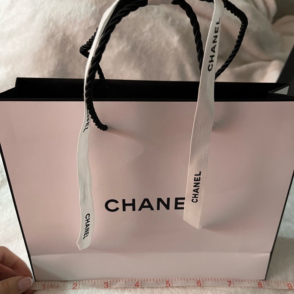 Medium Chanel giftbag with ribbon